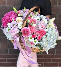 Цветочная композиция из Розы, Хризантемы, Пионы и Лизиантусы в корзине в Казани