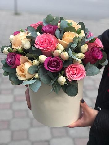Цветочная композиция из Розы в шляпной коробке в Казани