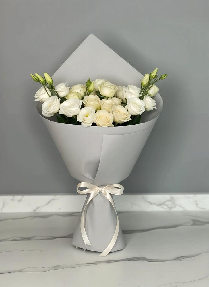 Букет цветов из: Розы и Лизиантусы в Казани