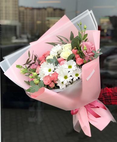 Букет цветов из: Розы, Лизиантусы и Хризантемы в Казани